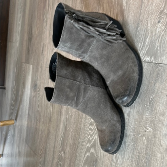 Grey Fringe Boots - Picture 6 of 8